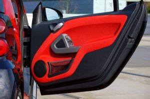 Autó ajtónyitás szakszerű eszközökkel