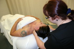 Frissítő irodai masszázs